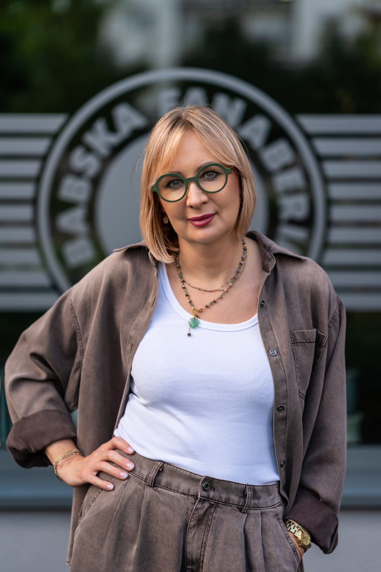 Joanna, właścicielka salonu Babska Fanaberia, przed logo salonu